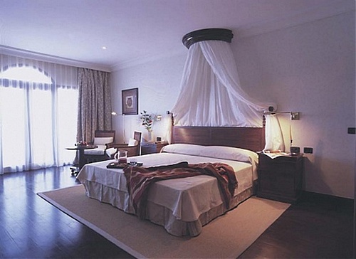 Las Madrigueras room.jpg